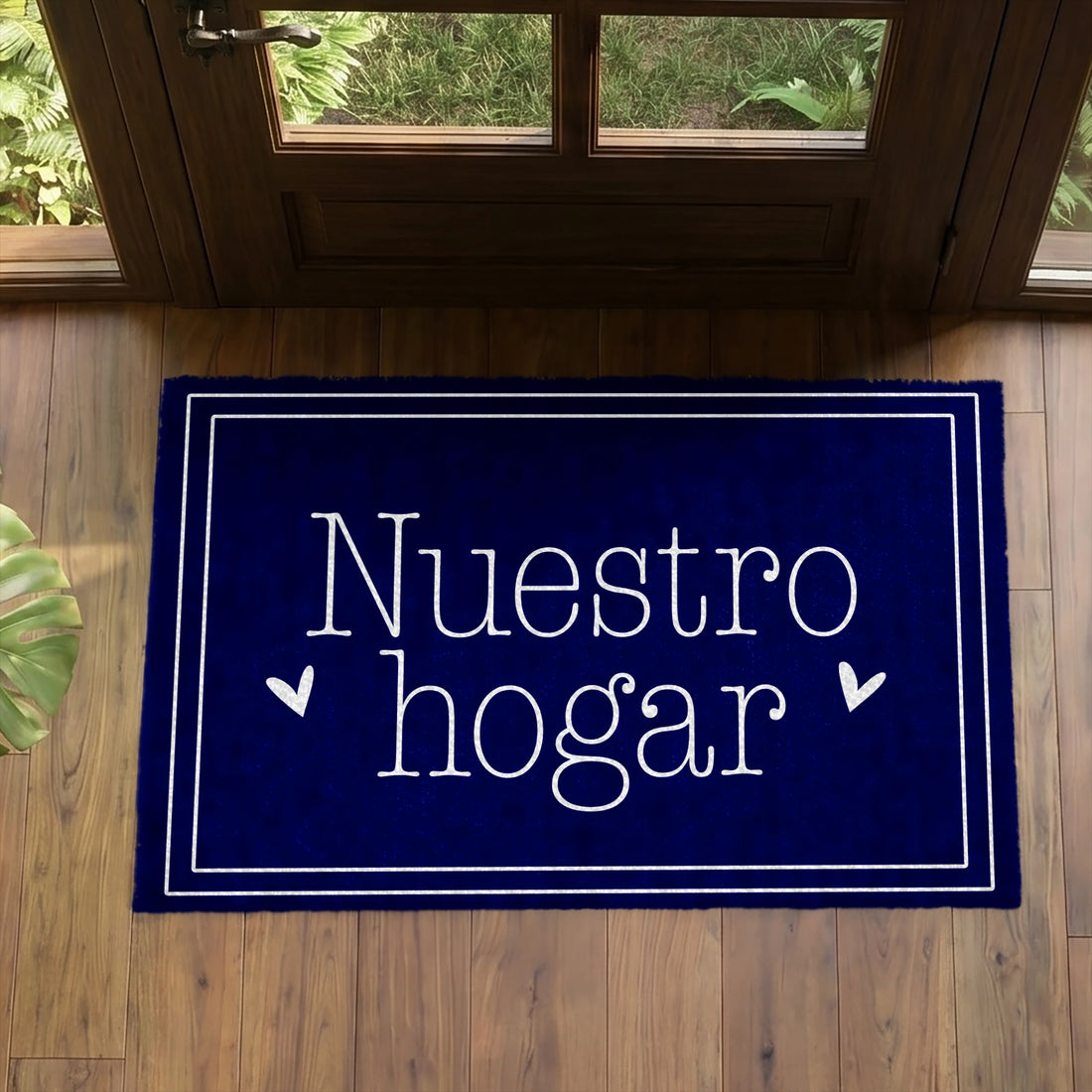 Texto blanco "Nuestro hogar" con flechas decorativas sobre fondo azul marino con marco doble sutex rug 2x3 overhead lifestyle2
