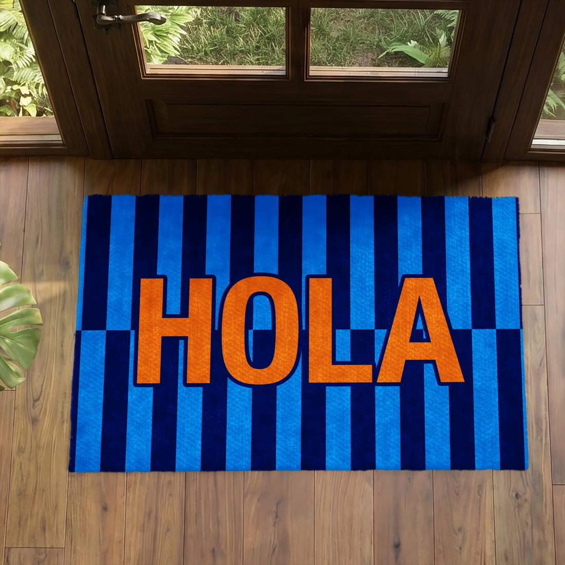 Palabra "HOLA" en naranja sobre fondo de rayas verticales azules y azul marino