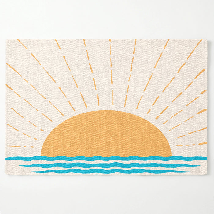 Sol naranja sobre olas azules con rayos dorados, diseño costero vibrante