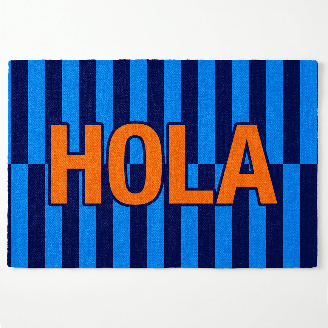Palabra "HOLA" en naranja sobre fondo de rayas verticales azules y azul marino