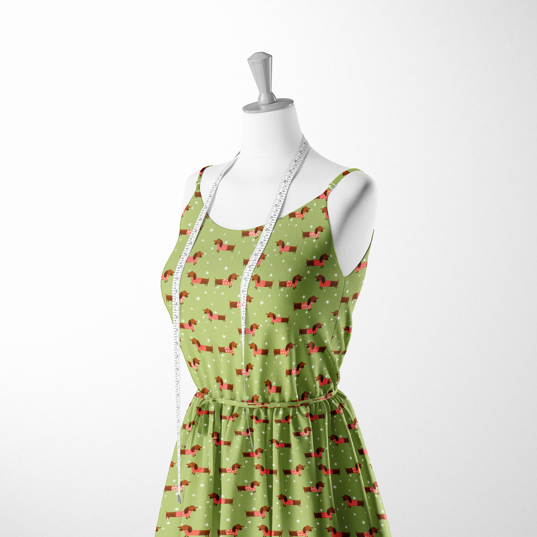 Patrón de perros salchichas marrones con bufandas rojas navideñas sobre fondo verde con estrellas blancas. sutex woven dress form mockup