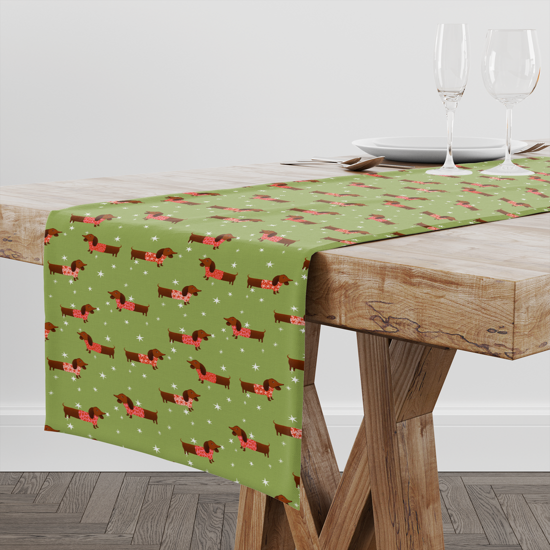 Patrón de perros salchichas marrones con bufandas rojas navideñas sobre fondo verde con estrellas blancas. table runner mockup